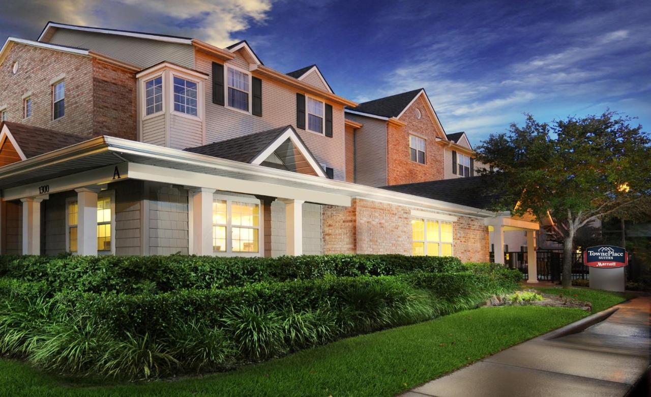 Hotel entrance with landscaped drive